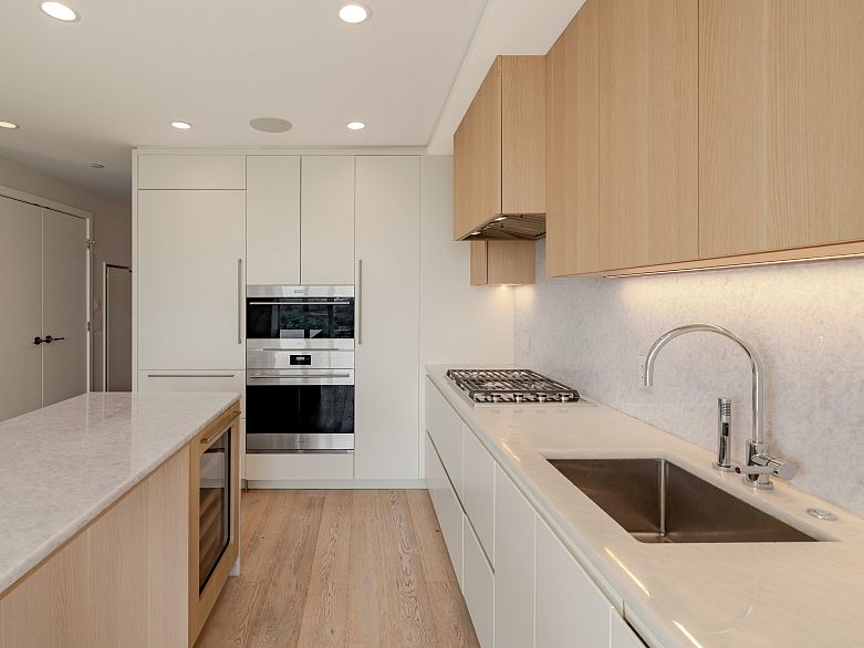 1704 7433 Cambie Street