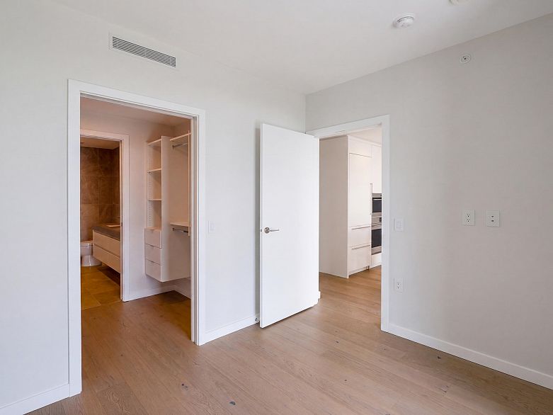 1704 7433 Cambie Street