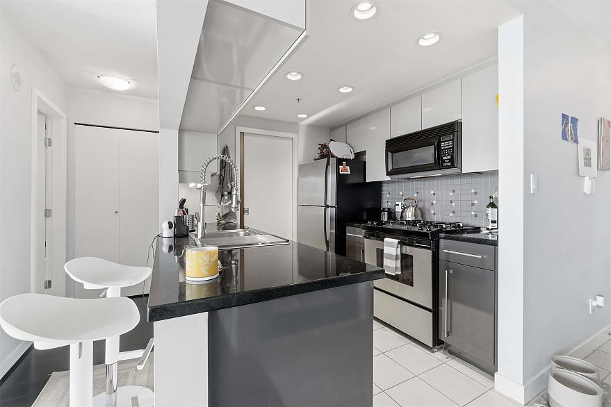 908 1408 Strathmore Mews