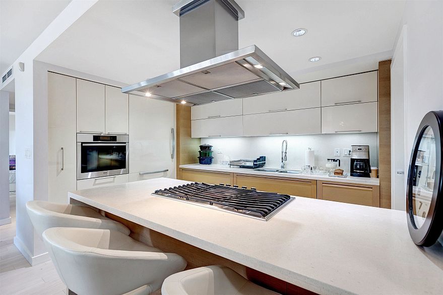 305 8 Smithe Mews