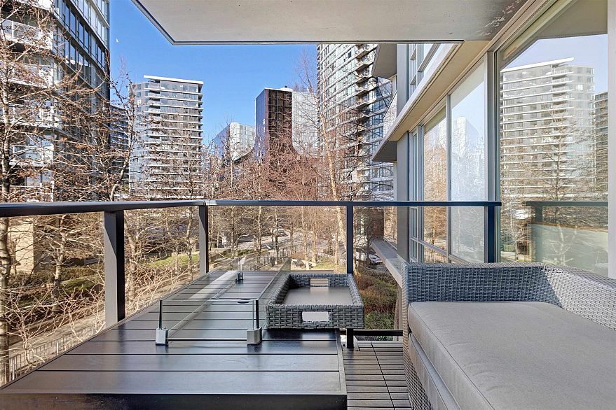 305 8 Smithe Mews