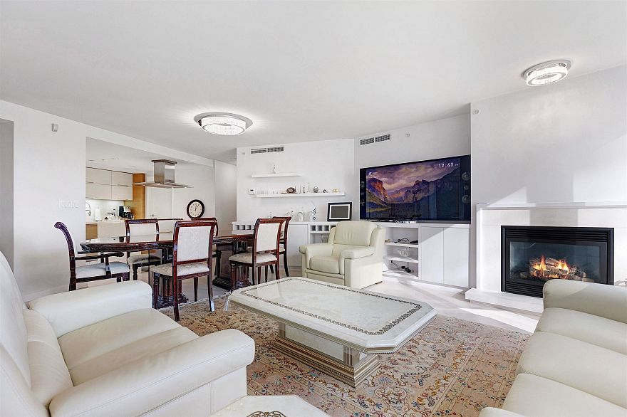 305 8 Smithe Mews