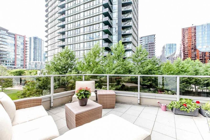 305 8 Smithe Mews