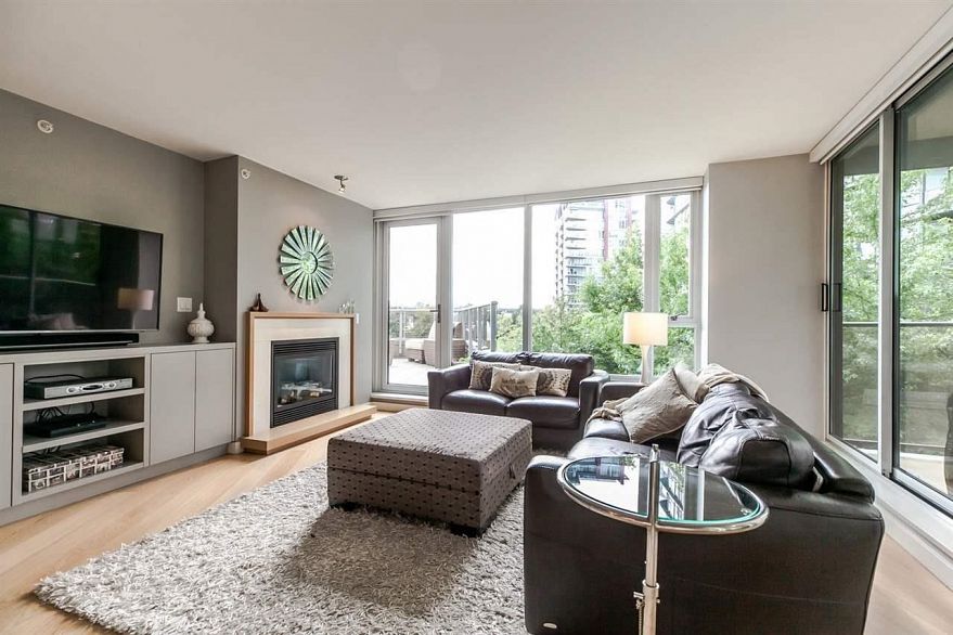 305 8 Smithe Mews