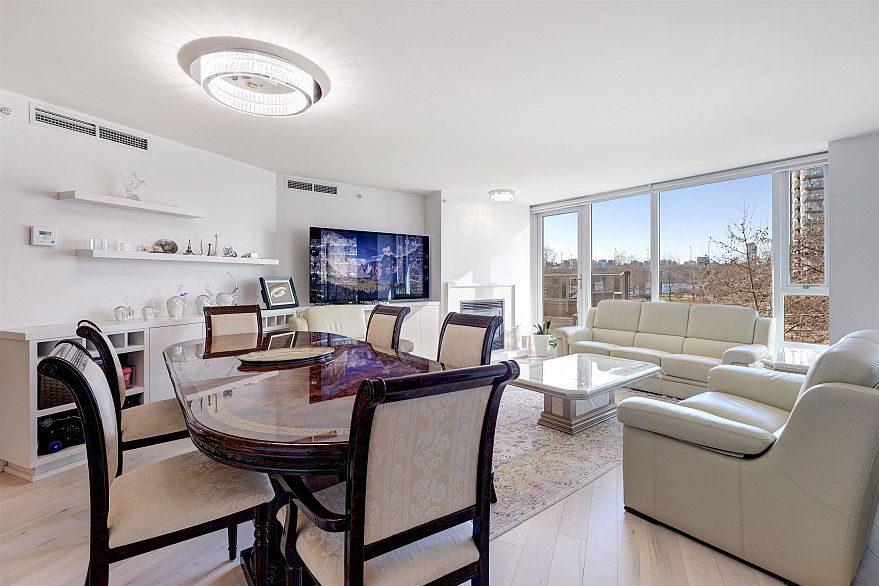 305 8 Smithe Mews