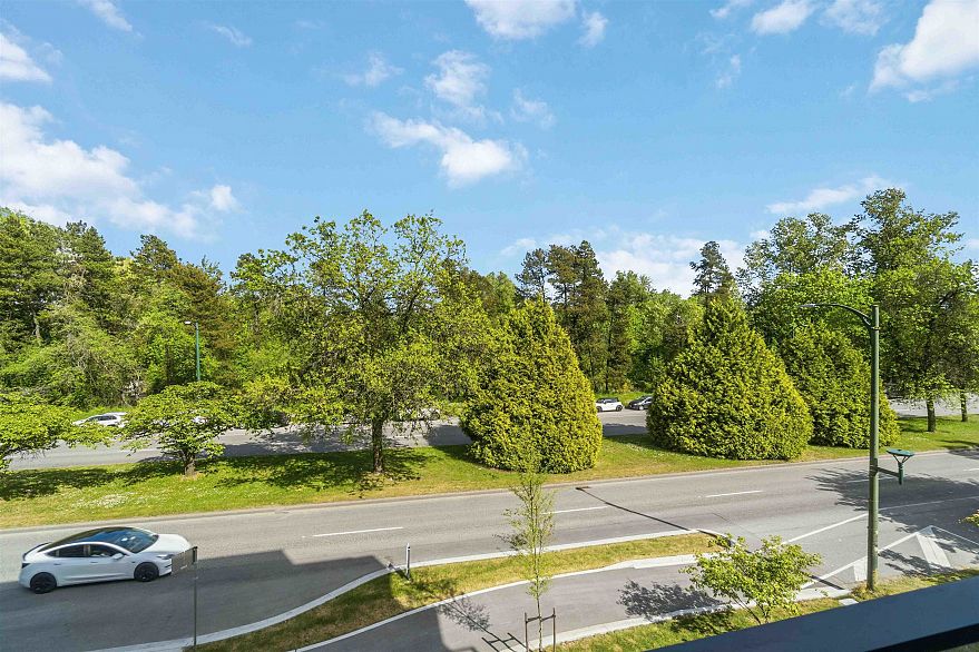 310 6859 Cambie Street