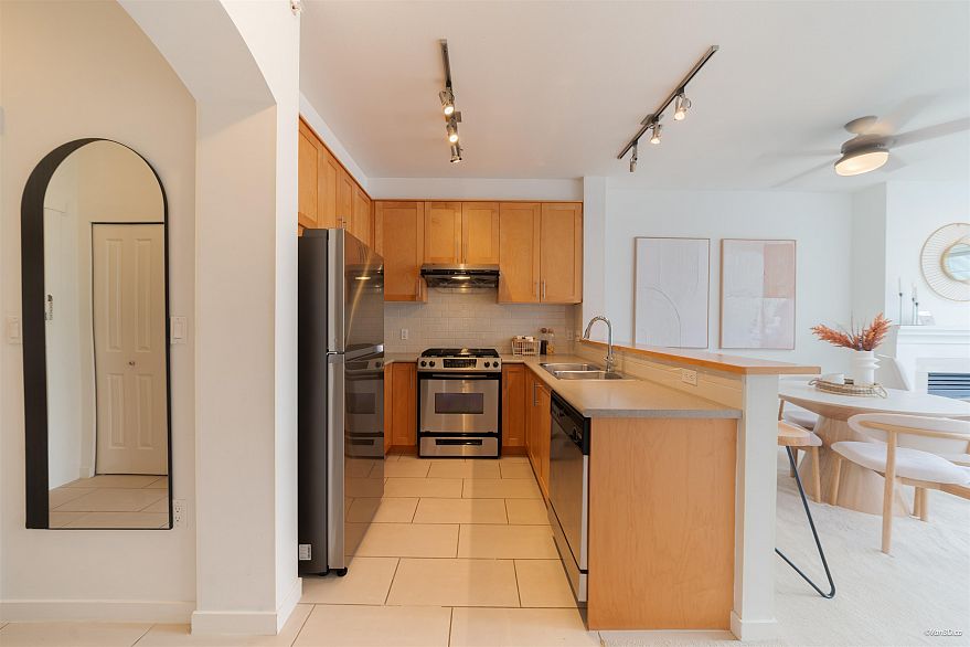 404 4883 Maclure Mews