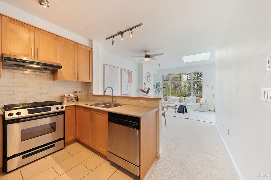 404 4883 Maclure Mews