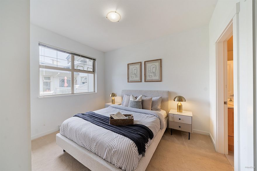 404 4883 Maclure Mews
