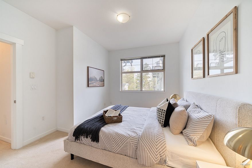 404 4883 Maclure Mews