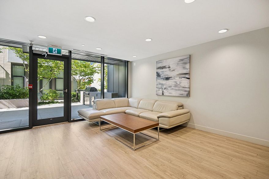 301 4427 Cambie Street