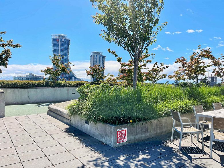 302 5383 Cambie Street