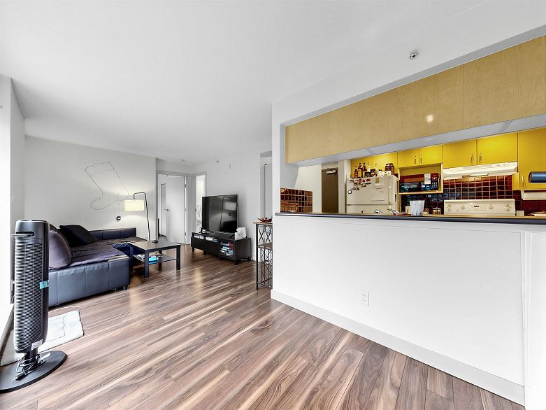 214 1688 Robson Street