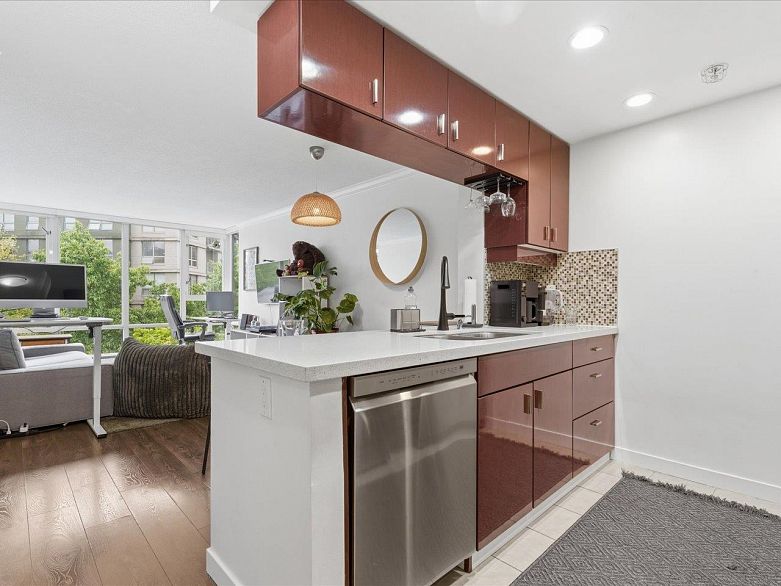 502 1033 Marinaside Crescent