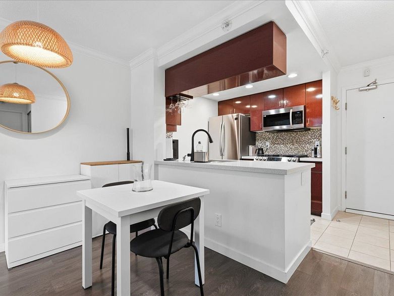 502 1033 Marinaside Crescent
