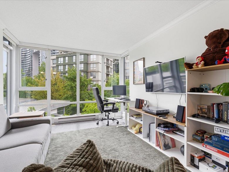 502 1033 Marinaside Crescent