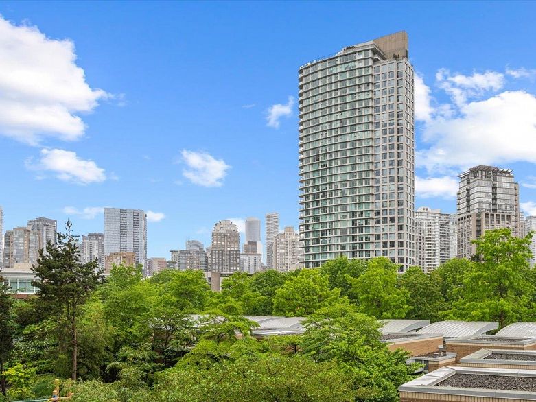 502 1033 Marinaside Crescent