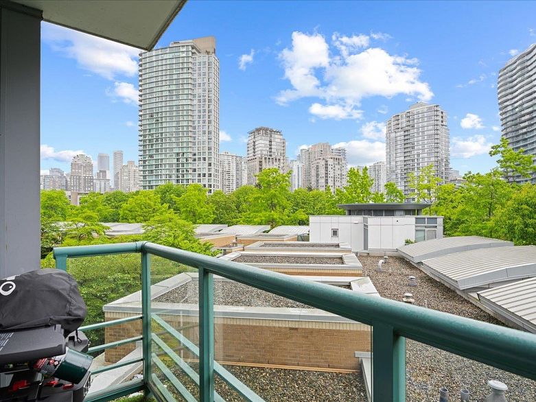 502 1033 Marinaside Crescent
