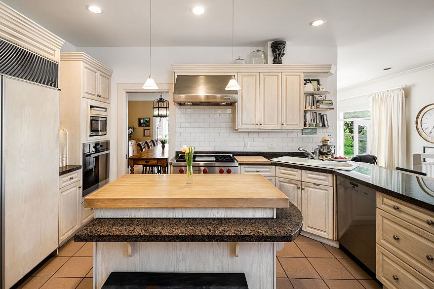 5425 Angus Drive