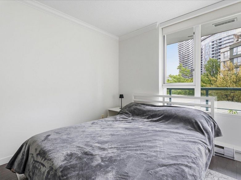 502 1033 Marinaside Crescent