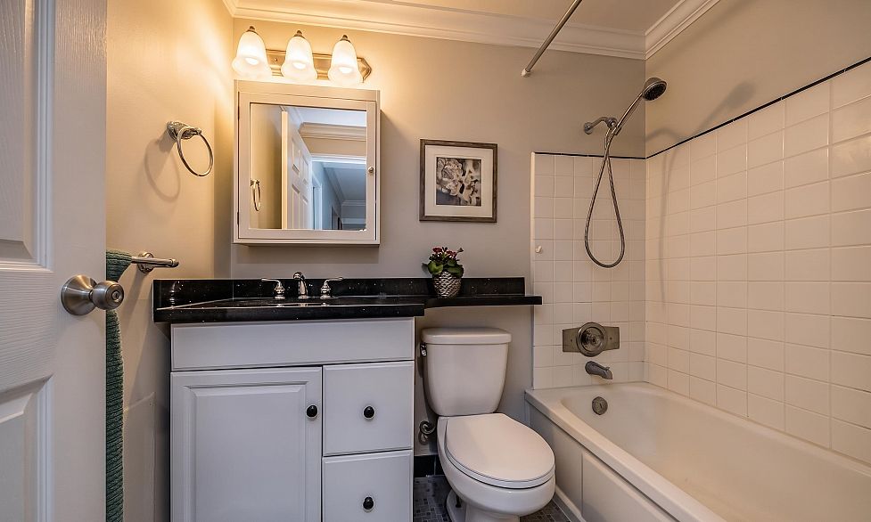 305 2430 Point Grey Road