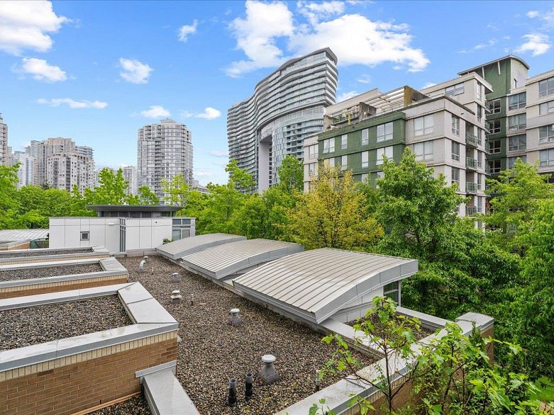 502 1033 Marinaside Crescent