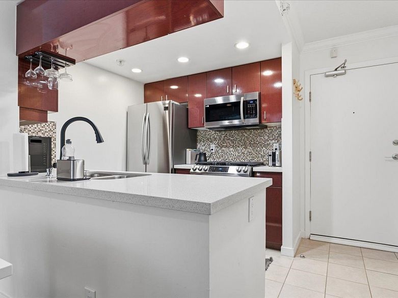 502 1033 Marinaside Crescent
