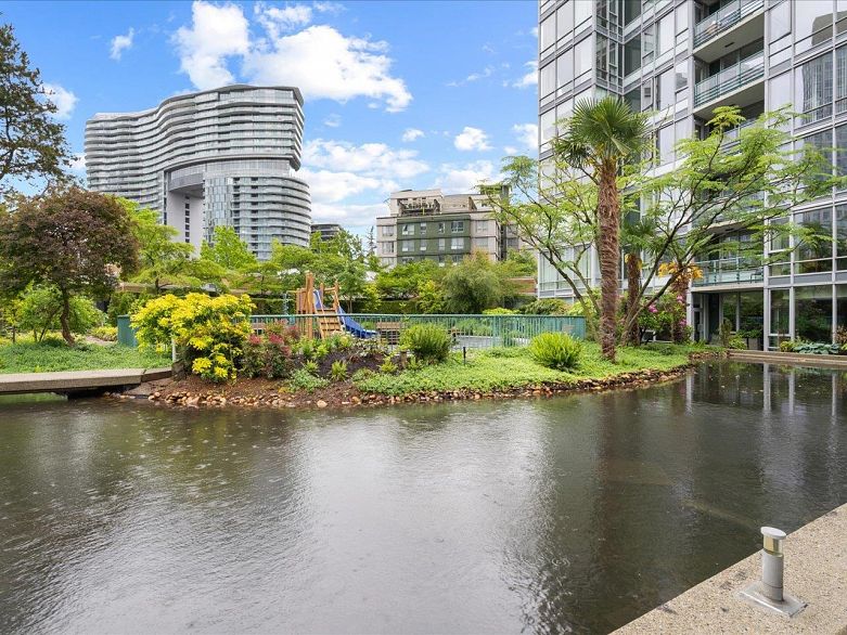 502 1033 Marinaside Crescent