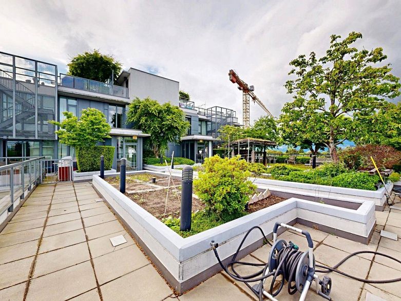 865 2080 W Broadway