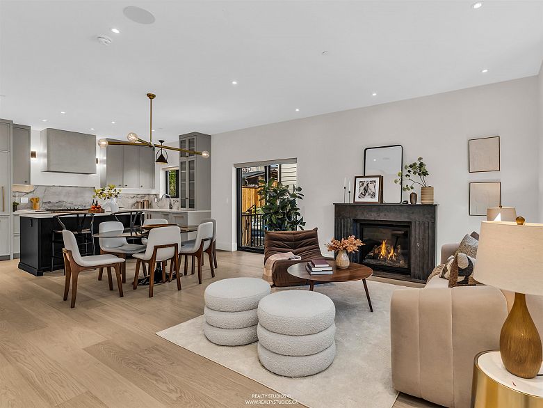 2 4088 Maple Crescent