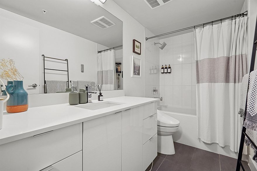 206 233 Kingsway
