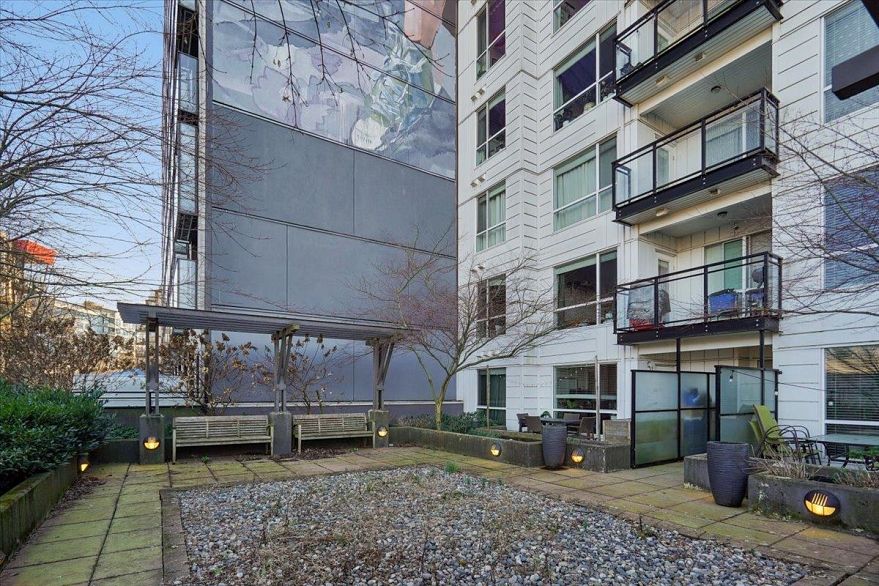 206 233 Kingsway