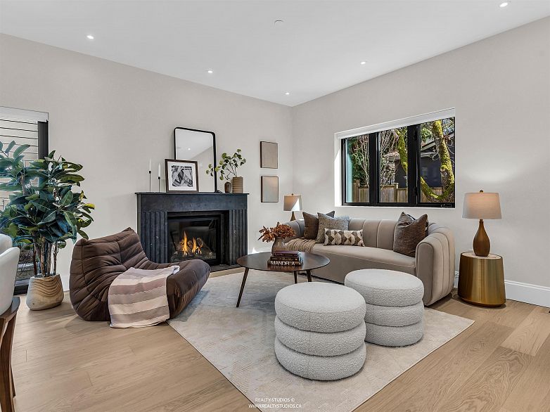 2 4088 Maple Crescent
