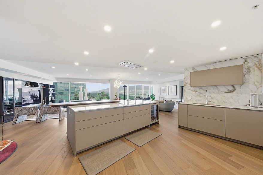 2908 1011 W Cordova Street