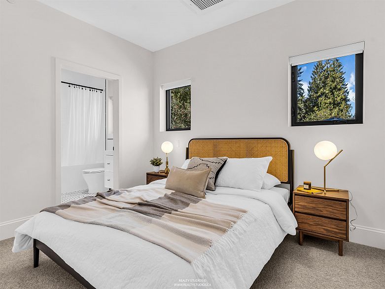 2 4088 Maple Crescent