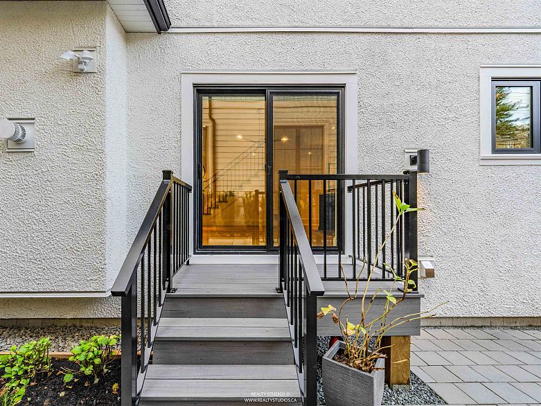2 4088 Maple Crescent