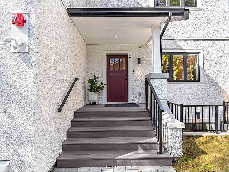 2 4088 Maple Crescent