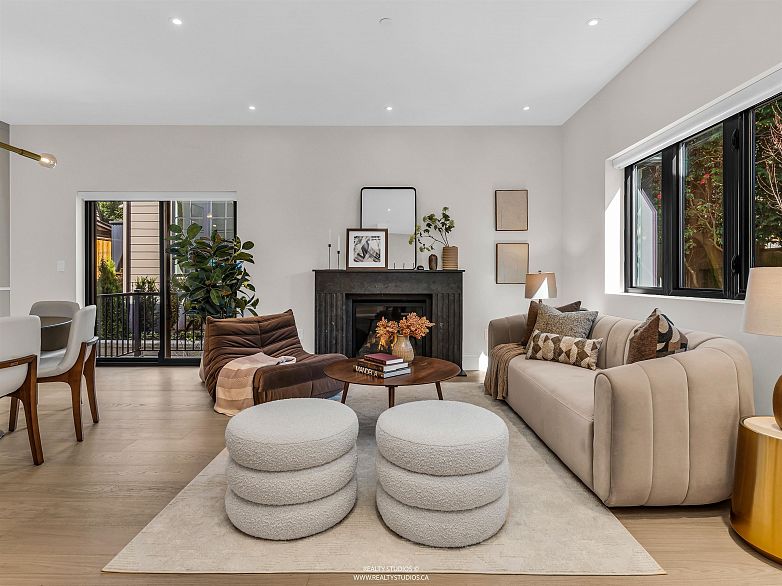 2 4088 Maple Crescent