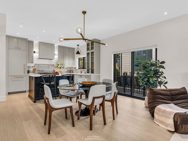 2 4088 Maple Crescent