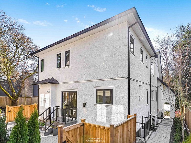 2 4088 Maple Crescent