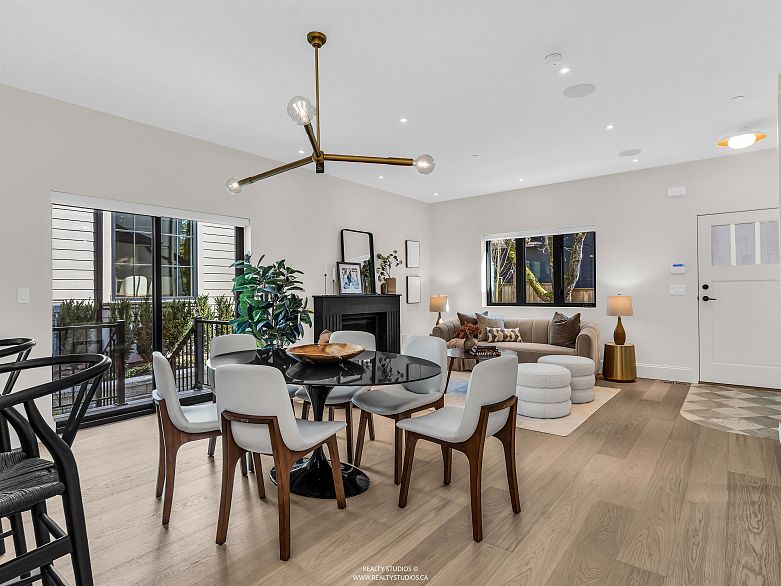 2 4088 Maple Crescent