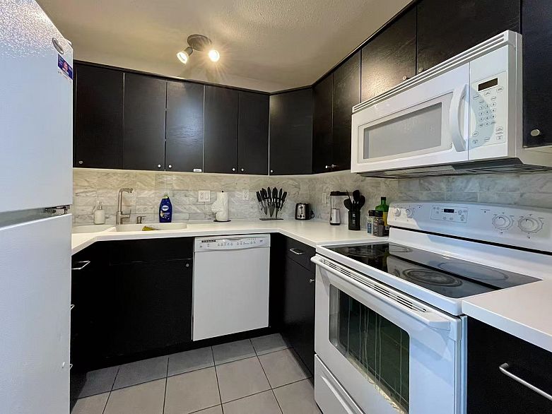 302 1405 HARO STREET, Vancouver BC V6G 1G2