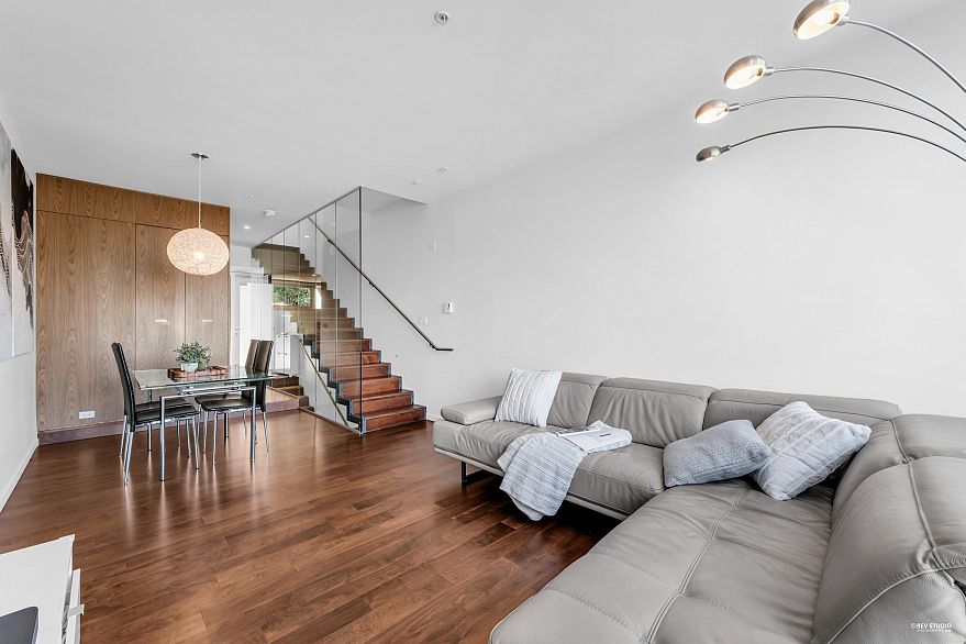 2 850 W 8th Avenue