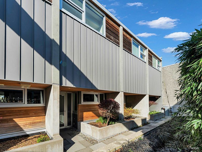 2 850 W 8th Avenue