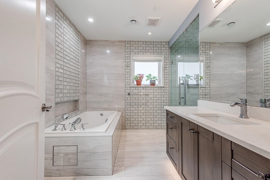 2507 W King Edward Avenue