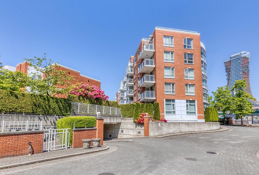 403 688 Fairchild Road