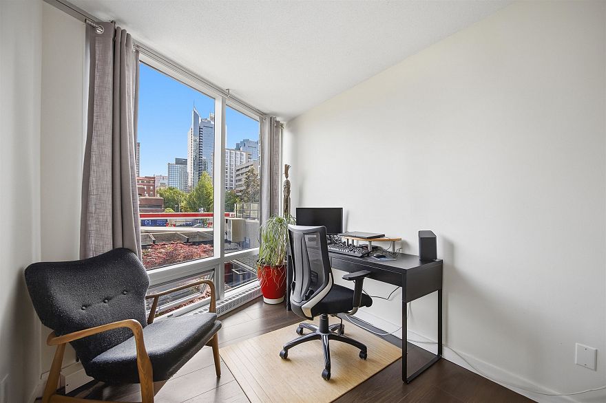 208 1003 Burnaby Street