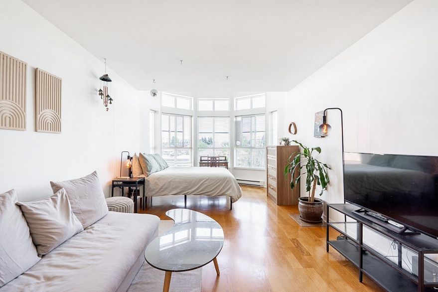 PH6 6991 Victoria Drive
