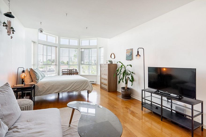PH6 6991 Victoria Drive