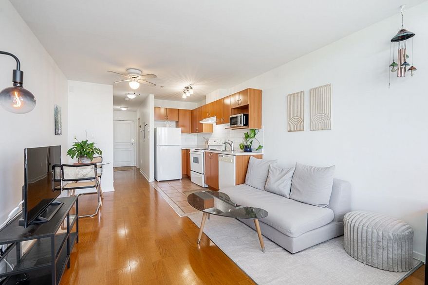 PH6 6991 Victoria Drive
